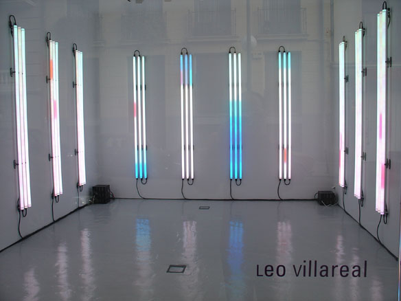 Column, 2005. 51 tubos de led, material eléctrico, secuenciador. Instalación