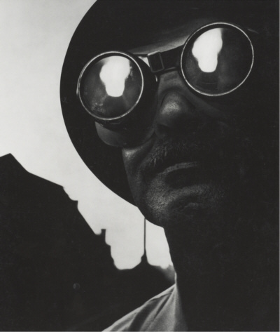 Trabajador siderúrgico con gafas protectoras, 1955