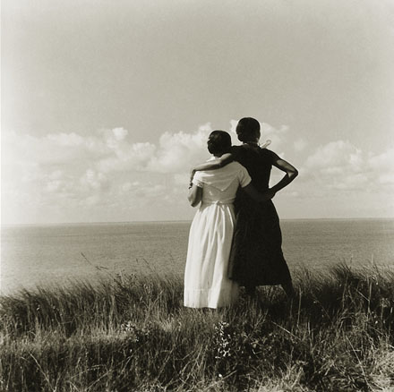Emmanuel Sougez, Madeleine y Clo de espaldas en las dunas, Meschers, 1931