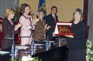 Susana Solano recogiendo el Premio Tomás Francisco Prieto de Medallística