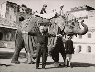Alexander Calder y Louisa Calder en India