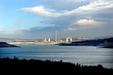 Azul y verde sobre negro. As pontes: de mina de carbón al mayor lago artificial de España