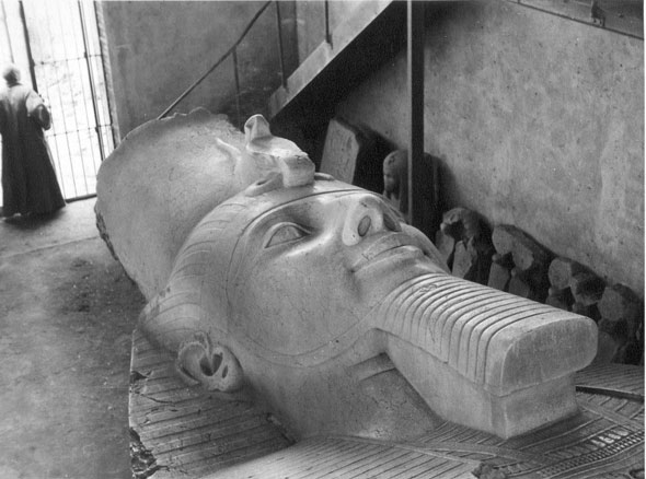 Coloso del faraón Ramsés II en el interior del Museo de Menfis. Col. Egipto 1930