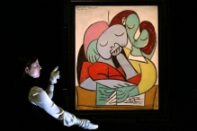 Femmes lisant Deux personnages, 1934. Reuters-Luke MacGregor