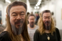 Visitantes de la 42 Art Basel, con máscaras de Ai Weiwei. AP Photo-Keystone