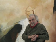 Josep Guinovart, posando delante de una de sus obras