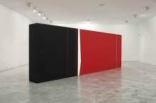 Negro y rojo sobre blanco. Espacio continuo en diagonal, 2012