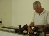 Wifredo Díaz Valdéz realizando una de sus creaciones