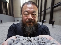 Ai-Weiwei sosteniendo sus pipas de girasol en la Tate Modern