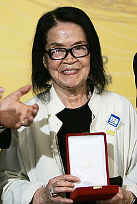 Tomie Ohtake recibiendo la Orden del Mérito Cultural en 2006