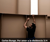 Carlos Bunga, durante el montaje de su proyecto en el MUAC de México