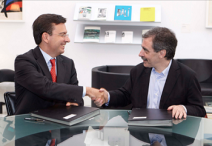 Roman Escolano, izqda., y Manuel Borja Villel, firmando el convenio de depósito