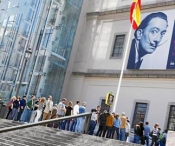 Cola frente al Reina Sofía para ver la exposición de Dalí