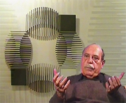 Francisco Sobrino posando delante de una de sus creaciones, en 1995