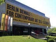 Entrada a la Bienal de Berlin en el Museen Dahlem