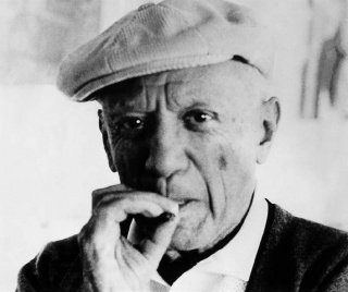 Picasso con gorra y fumando