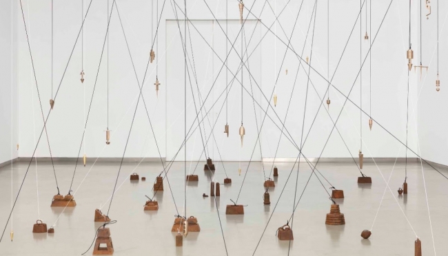 Carlos Garaicoa, Contrapeso (Ciudad plomada) [Counterweight (Plumb Line City)], 2022. Installation. Bronze, iron, steel, nylon. Dimensions variable. Photograph: Antonio Jorge Silva — Imagen cortesía de la  Galeria Filomena Soares