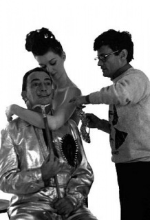 Enrique Meneses. Richard Avedon, Salvador Dali y una modelo, 16 x 24 cm, fotografía analógica, impresión sobre papel baritado, copia firmada