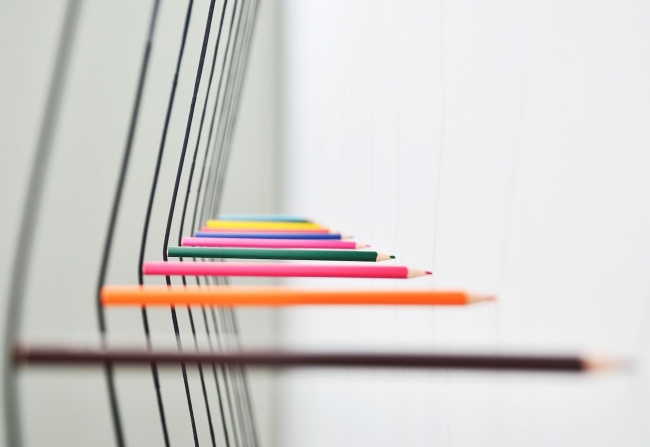 Marco Maggi Putin's Pencils, 2017. Soviet vintage pencils and bow, 60 x 120 inches - Cortesía de Sicardi Gallery
