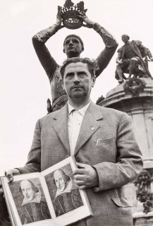 Gregorio Prieto, ante el monumento en homenaje a Shakespeare —The Gower Memorial—, Stratford-upon-Avon. ca. 1950-1952. A?lbum fotogra?fico del artista — Cortesía del Museo de la Fundación Gregorio Prieto