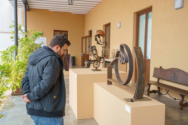 Vista de la exposición "Forjado y fundido. Joyas artísticas y artesanales en la Colección de Arte Fundación Unicaja" — Imagen cortesía de la Fundación Unicaja