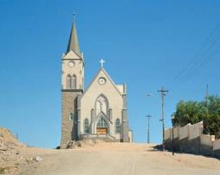 Andrea Robbins y Max Becher, Restos coloniales: iglesia luterana, Namibia, 1991