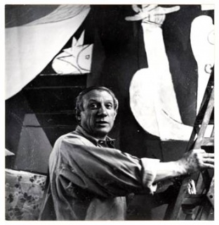 Dora Maar, "Picasso sur un escabeau peignant "Guernica" dans  l’atelier des Grands-Augustins", mayo-junio 1937 — Cortesía del Museo Les Abattoirs de Toulouse