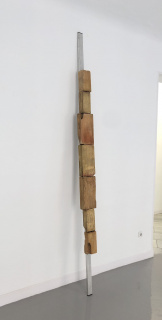 MIROSLAW BALKA, "300 x 18 x 11" 300 x 18 x 11 cm. Aluminio, terracota y plástico 2021 — Cortesía de la galería Juana de Aizpuru