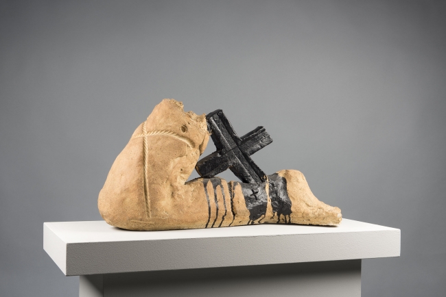 Antoni Tàpies, Cama i creu, 1986, enamelled terracotta, 38 x 70 x 19 cm, © Successio Tàpies / Courtesy Galerie Lelong & Co.