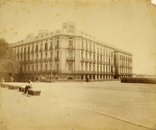 Casa Vidal -Quadras desde el paseo de la Muralla de Mar, c.1860. AFB. Autoria desconocida