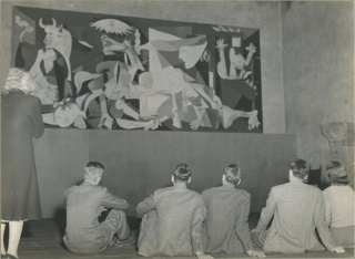 Unidentified photographer, Seated students with Pablo Picasso’s “Guernica,” Warburg Hall, Fogg Museum, 1941. Gelatin silver print. Harvard Art Museums Archives, Exhibition Records (HC 6), ARCH.0000.794 — Cortesía de Harvard Art Museums