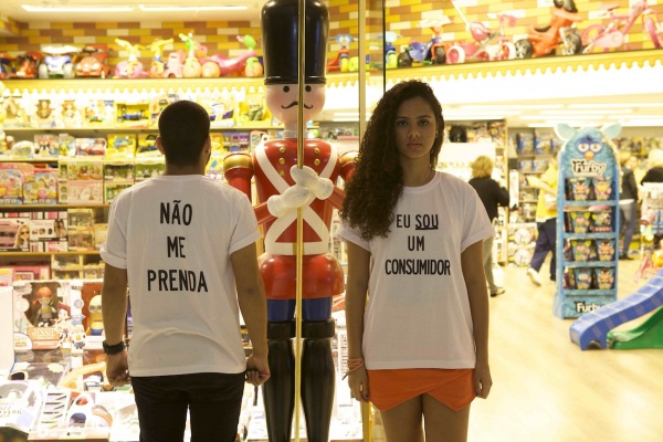 Coco Fusco. "Não Me Prenda, Eu Sou um Consumidor", 2014. Col·lecció Mendes Wood DM — Imagen cortesía del Museu d'Art Contemporani de Barcelona (MACBA)