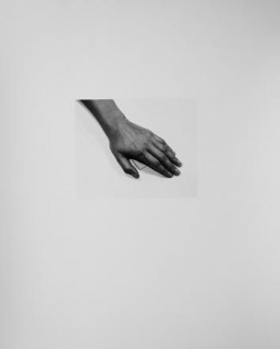 Liliana Porter. The Line III, 2011. Plata sobre gelatina. Portafolio con cinco impresiones. 30.0 x 25.0 cm.
