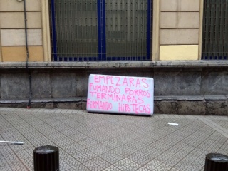 © Ismael Iglesias. Empezarás fumando porros, terminarás firmando hipotecas. Bilbao. 2017. Fotografía.