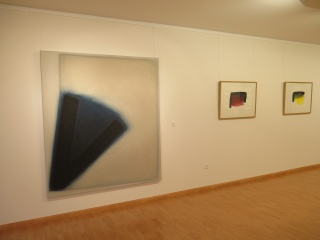 Entre las pinturas encontramos 90-4 Thema Winkel/Fläche/Raum, perteneciente a la Colección CDAN Centro de Arte y Naturaleza, Fundación Beulas de Huesca