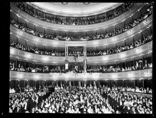 Gala aniversario de la toma de la bastilla. Teatro Solís. Año 1917. (Foto: 0077FMHA.CDF.IMO.UY - Autor: s.d./IMO).