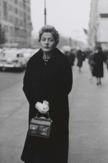 DIANE ARBUS. Woman with white gloves and a pocket book N.Y.C. 1956, 420x636