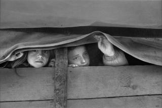 Gervasio Sánchez. Dos niñas albanokosovares miran desde el interior del carromato. Morina (Albania) abril de 1999. Cortesía de la Diputación de Huesca