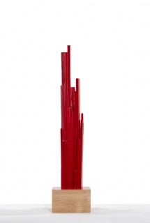 Adolfo Manzano. Monumento a contrapelo, 2024. Madera de castaño esmaltada. 53 x 13 x 11 cm