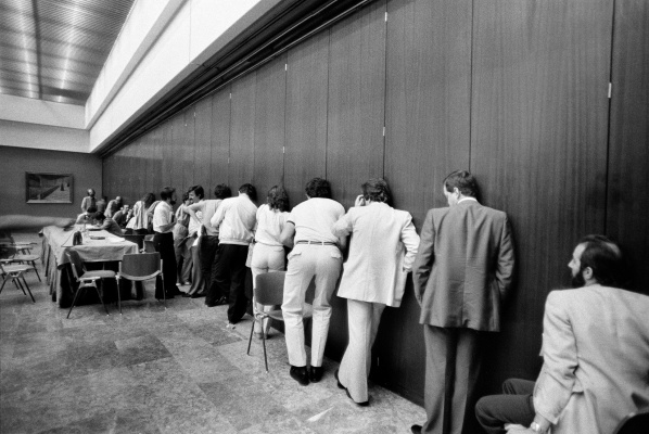 Marisa Flórez, Periodistas concentrados en busca de información durante una reunión a puerta cerrada del Consejo político de la UCD. Madrid,1982 — Imagen cortesía de la Comunidad de Madrid