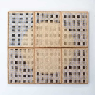 Mario Navarro, Vision In Motion, 2019. Cane webbing, wood, mdf, industrial lacquer, 114 x 126 cm overall — Cortesía de Proxyco