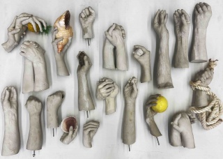 Las Hermanas Iglesias, trabajos en proceso, 2022, manos de los artistas y de sus familiares, moldeados en yeso; objetos diversos. Foto cortesía de las artistas.