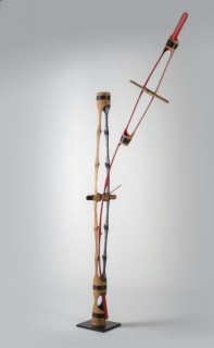 Moisès Villèlia. Estático de bambú pintado. 1984. 304 x 64 x 41 cm..