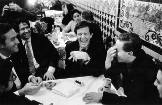 John Cage en el Café de Tacuba en 1968. Cortesía del Museo Jumex