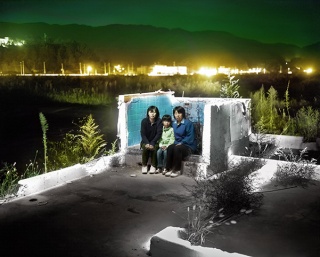 Alejandro Chaskielberg, Tres generaciones, 2013, Tomoko, Sana y Yoshimi Hida en los restos de su casa en Otsuchi, ciudad destruida por el tsunami – Cortesía del artista. FotoMéxico 2017