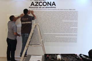 Montaje de la exposición de Abel Azcona