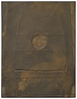 Antoni Tàpies, Pintura marro? i ocre  (1958). Técnica mixta sobre tela, 116 × 89 cm. © Comissio? Ta?pies, VEGAP, Barcelona, 2019 — Cortesía de la Galería Mayoral