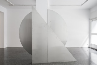 Vista de instalación, ojo mano, Antonio Menchen, Galería Marta Cervera