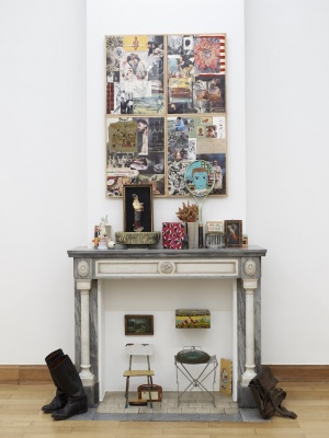Fernando Marques Penteado, Xavier Vandenbroucke [XV] - Story, 2020, collage on corkboard, paper, textiles, racket, cotton and linen thread, ballpoint pen, PVC, hand embroidery, found objects, dimensions variable — Imagen cortesía de Mendes Wood DM