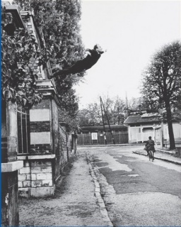 Um salto no vazio, 1960. Yves Klein Archives